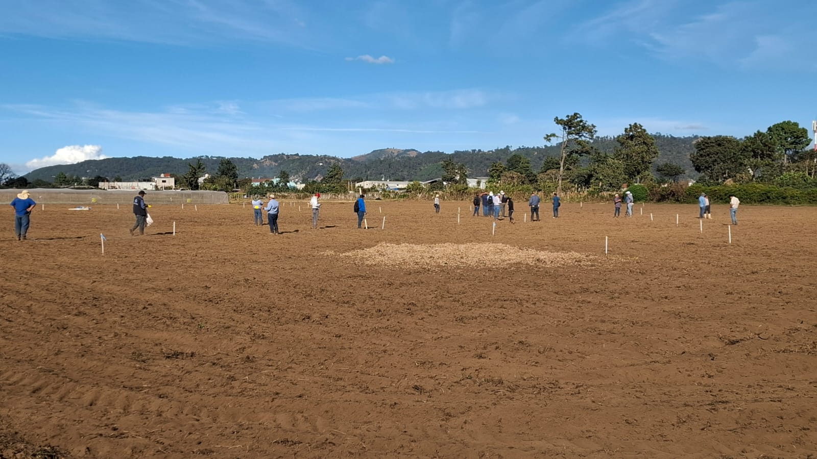 Técnicos del MAGA realizan ejercicios en campo para el diseño de sistemas keyline
