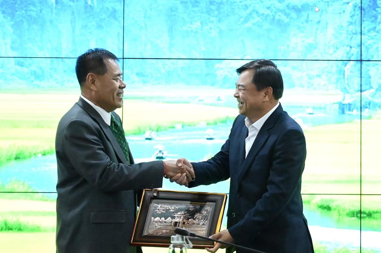 VM Chanthanet Boualapha of Lao PDR MAE (left) and VM Nguyen Hoang Hiep of Viet Nam MAE (right) presented a commemorative gift at the meeting