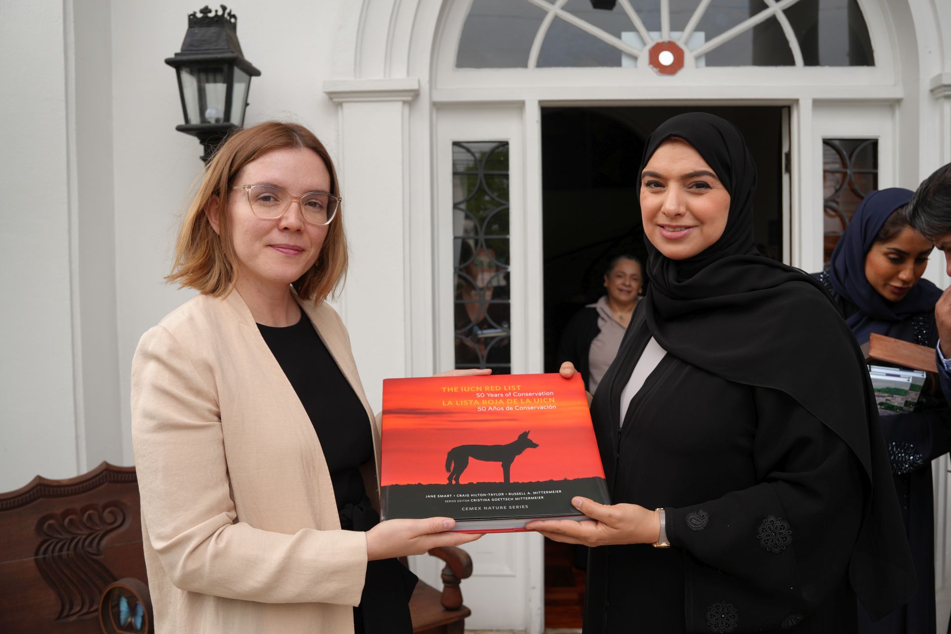 S.E. Dra. Amna bint Abdullah Al Dahak, Ministra de Cambio Climático y Medio Ambiente de los Emiratos Árabes Unidos y Úrsula Parrilla, Directora Regional de la UICN para México, América Central y el Caribe, durante su reciente visita a la Oficina Regional.